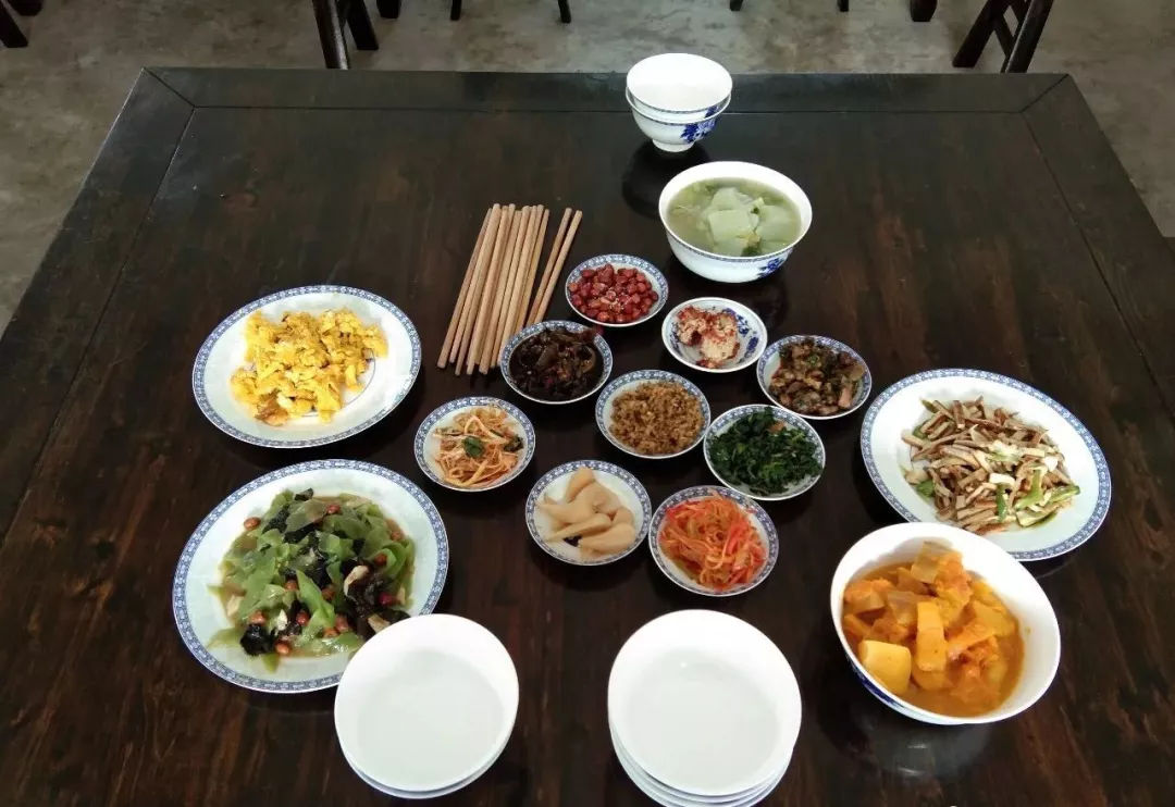 “星空官网登录”第八届大艺博开幕青年艺术家“试水”市场定价理性(图1)